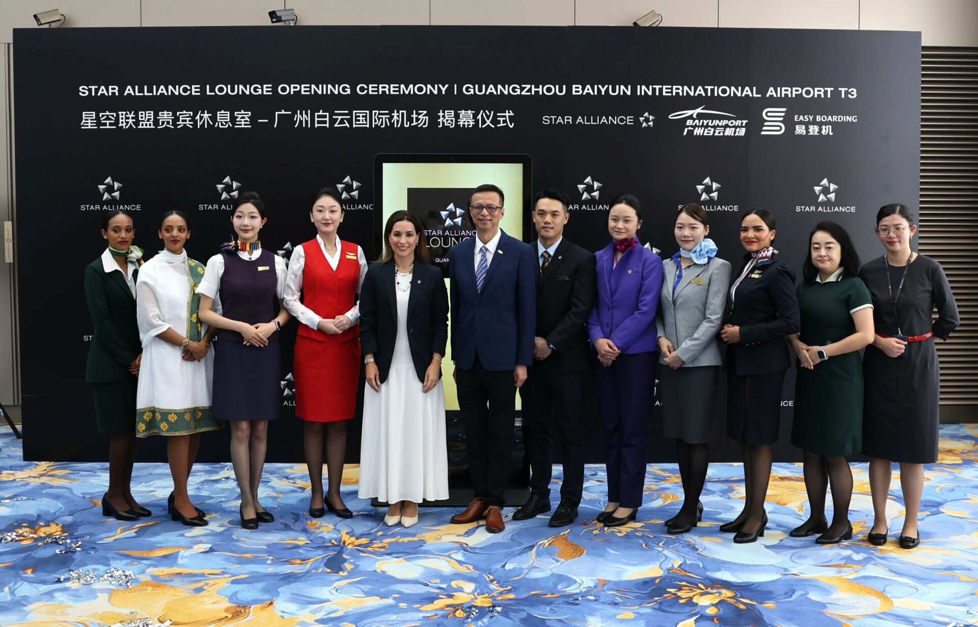 Star Alliance CAN Lounge T3_Ambar Franco Qi Yaoming og Star Alliance-medlemsflyselskabers besætning